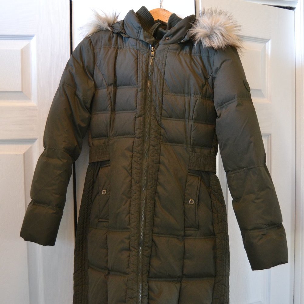 Flattering parka in olive